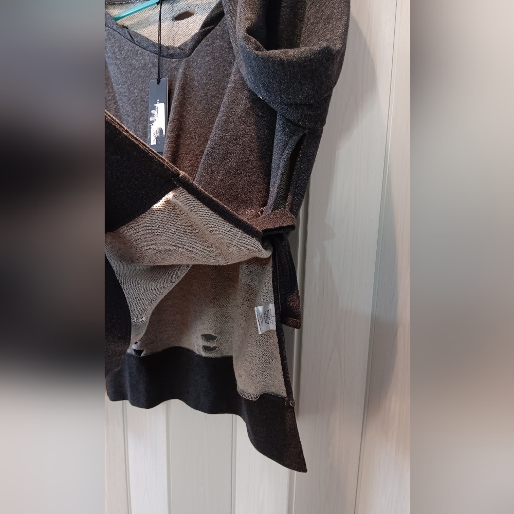 Romeo & Juliet Distressed Sweatshirt NWT Small Gray V Neck Raw Hem Tie Sleeve - Picture 8 of 9